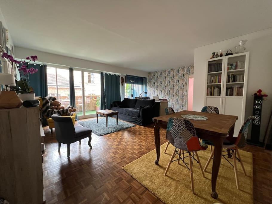 Grand Appartement Avec Balcon Et Parking Gratuit Sur Place Париж Екстериор снимка