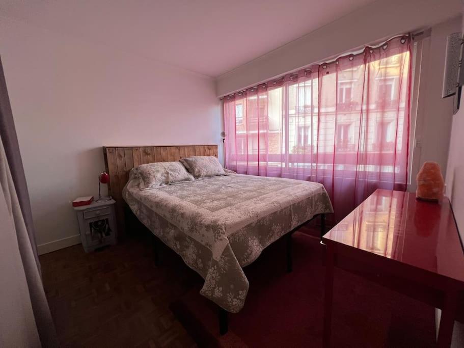 Grand Appartement Avec Balcon Et Parking Gratuit Sur Place Париж Екстериор снимка