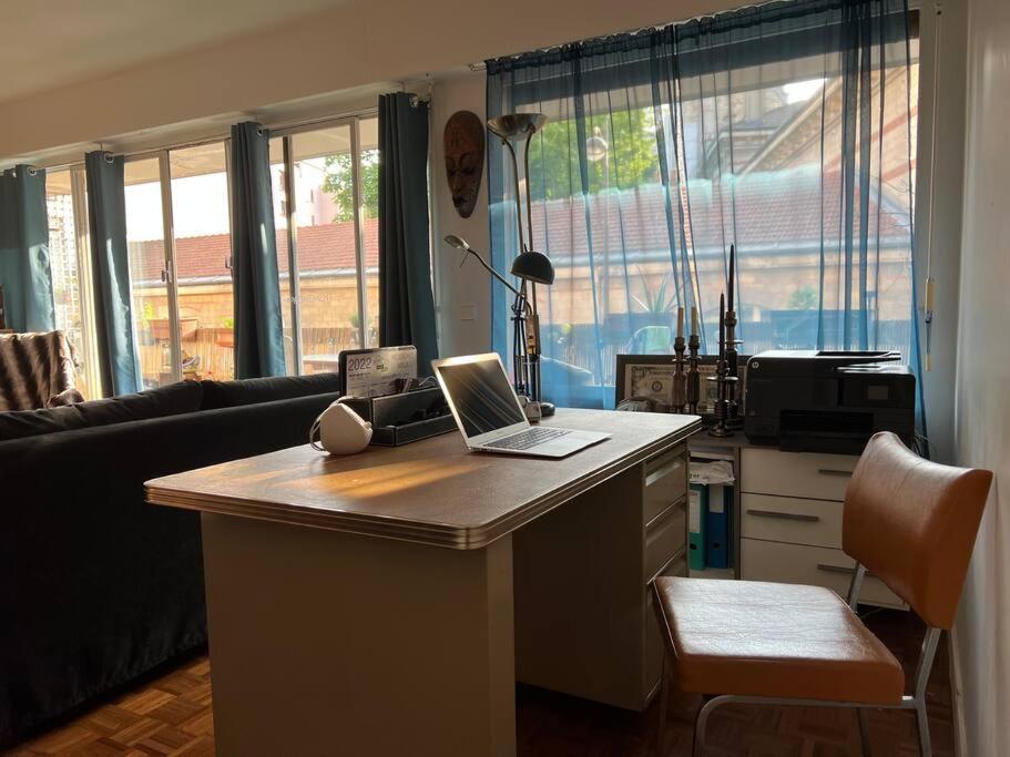 Grand Appartement Avec Balcon Et Parking Gratuit Sur Place Париж Екстериор снимка