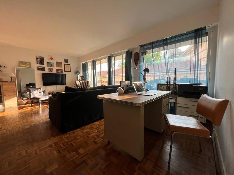 Grand Appartement Avec Balcon Et Parking Gratuit Sur Place Париж Екстериор снимка